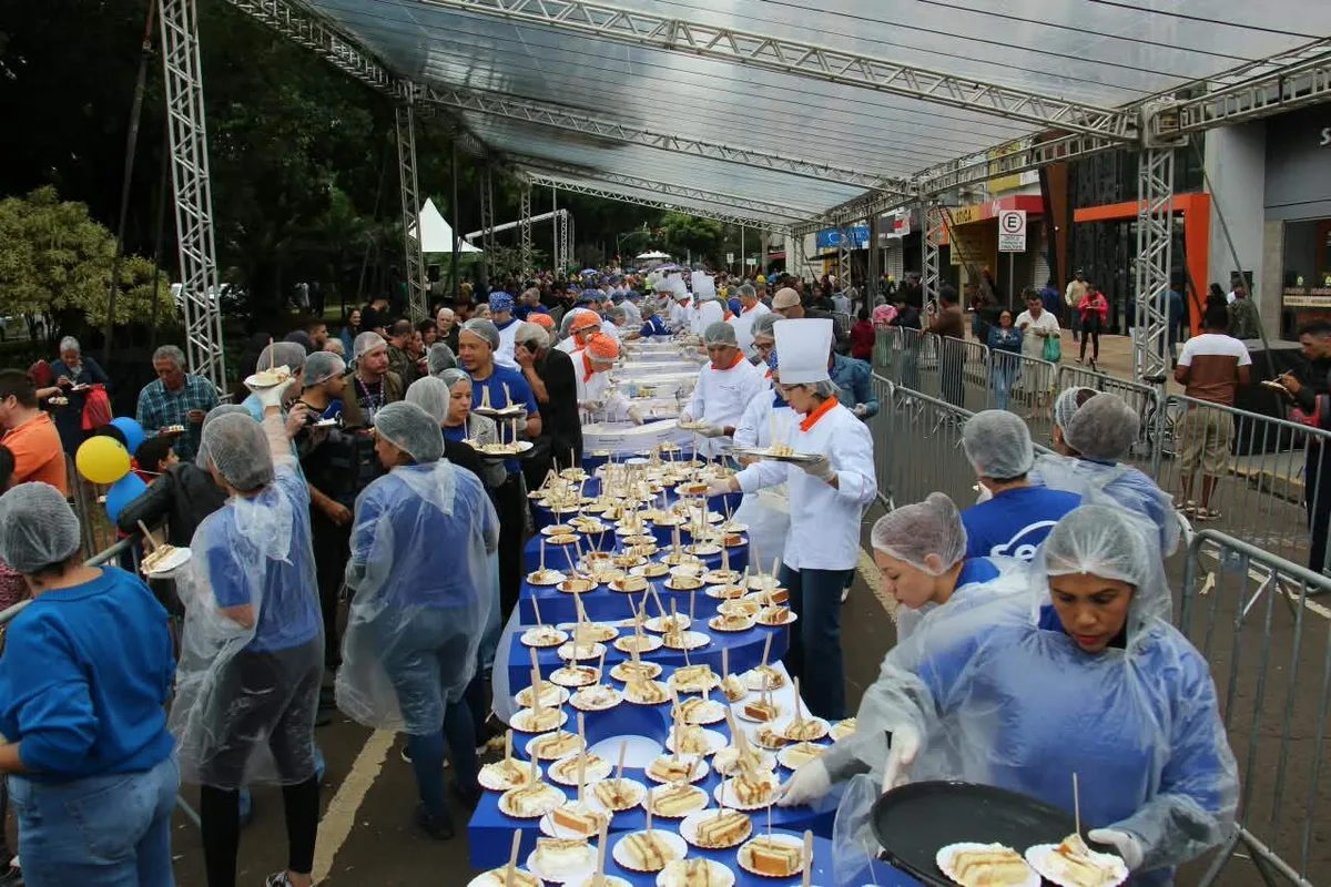 Bolo de 800 kg acaba em 40 min e campo-grandense torce para virar tradição