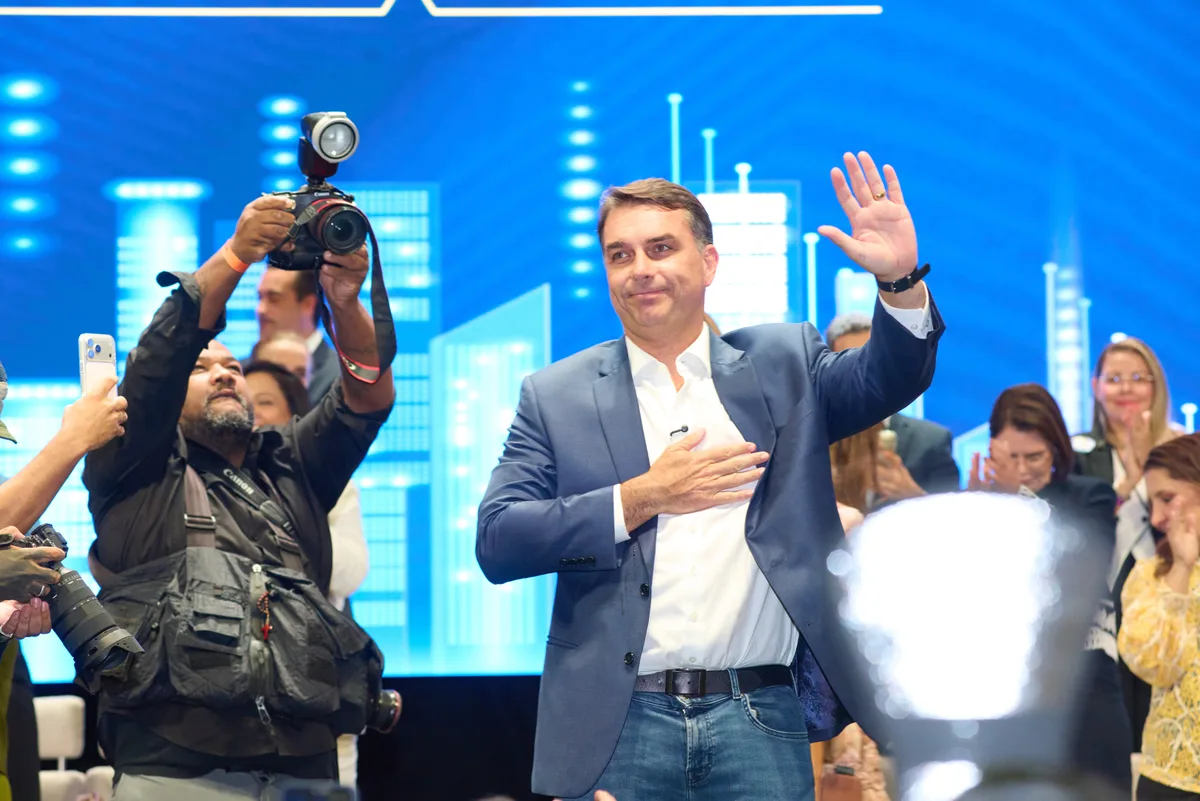 Flávio Bolsonaro diz que já fez o Brasil economizar R$ 220 bilhões com a dívida pública