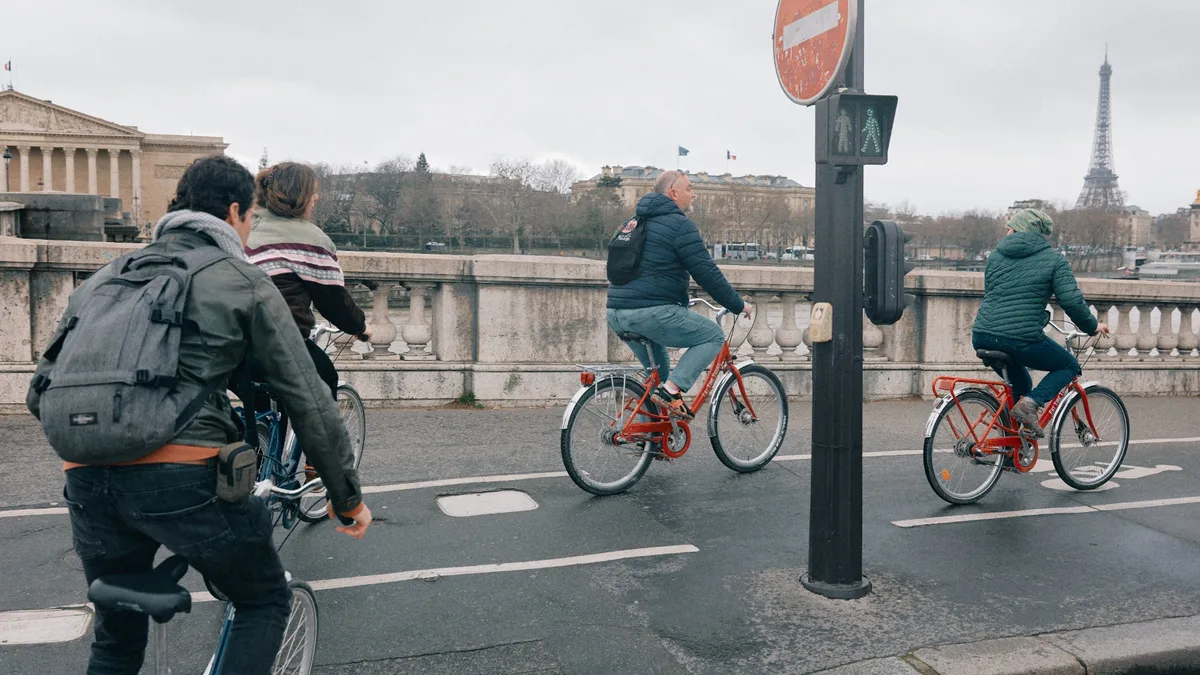 "Les aménagements pourris tuent, les angles morts tuent": la colère des associations après la mort d’une cycliste à Paris