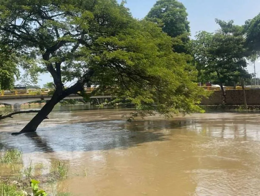 Río Neverí supera nivel crítico en Barcelona