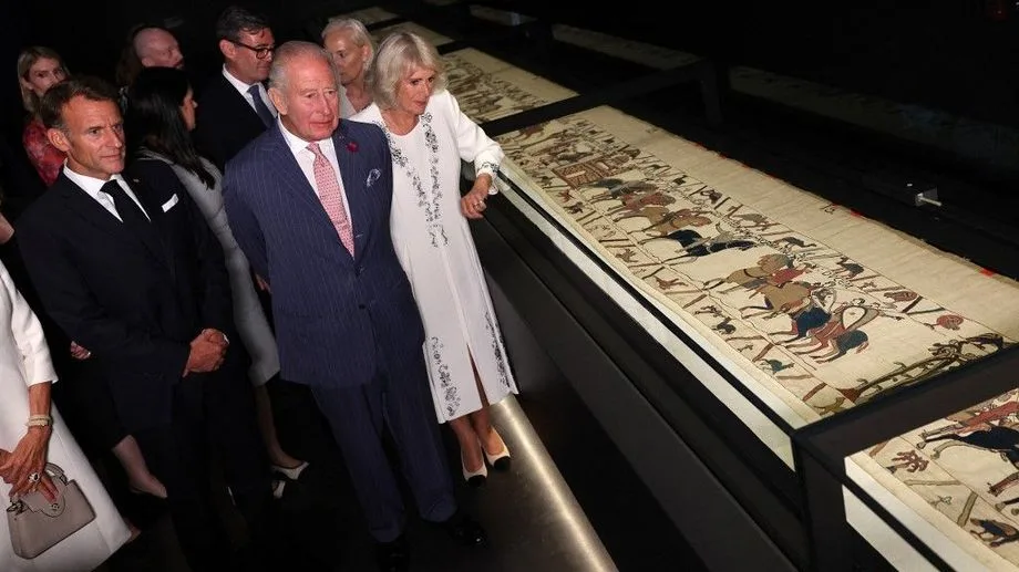 EN IMAGES - Emmanuel Macron et le roi Charles III ont inauguré l'exposition de la Tapisserie de Bayeux à Londres