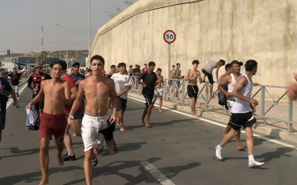 Espanha disponibiliza abrigos temporários para 1.800 migrantes em Ceuta