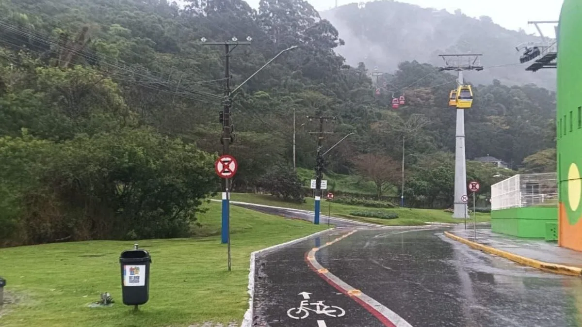 Depois de tornado e temporais, aulas são suspensas em três cidades de SC por causa do risco de alagamentos