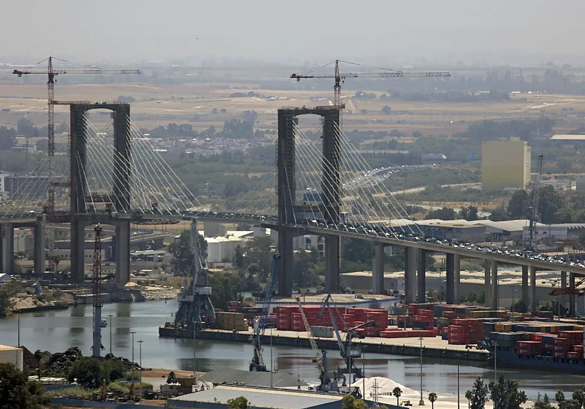 Un accidente múltiple corta dos carriles del puente del Centenario