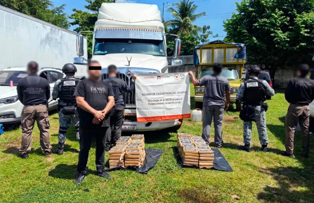 Aseguran 171 kilos de cocaína ocultos en un tractocamión en Huixtla, Chiapas