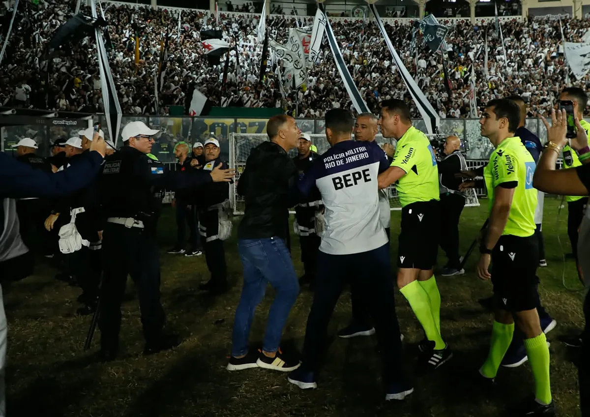 Árbitro acusa Felipe e Admar de xingamentos e cita tentativa de agressão de funcionário do Vasco