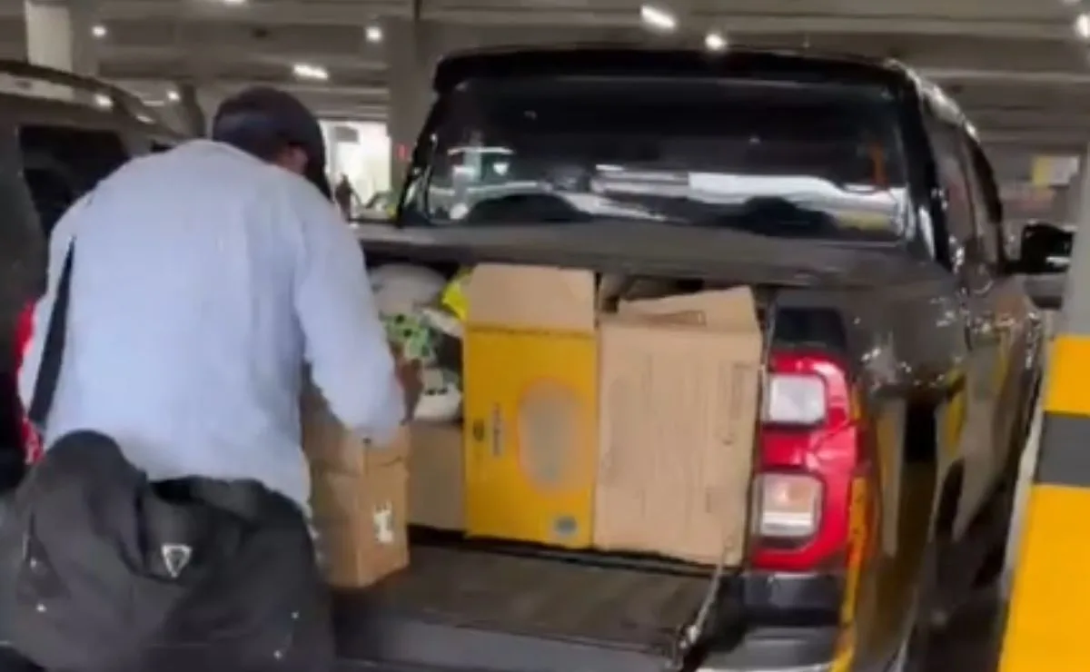 Vídeo! Cliente flagra homem furtando sua compra no estacionamento de supermercado em Curitiba