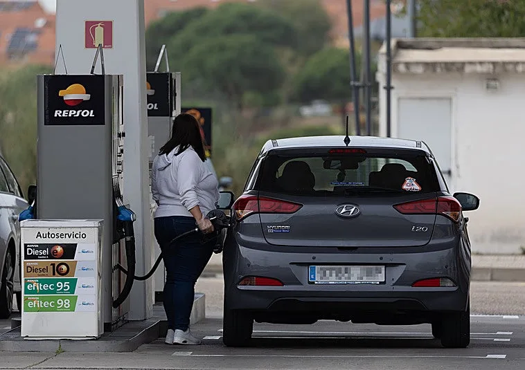 Repsol se adelanta a los cambios en las ayudas de los carburantes a partir de septiembre y amplía sus descuentos