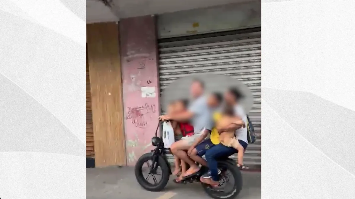 Bicicleta elétrica com 6 pessoas é flagrada no Centro de Vitória