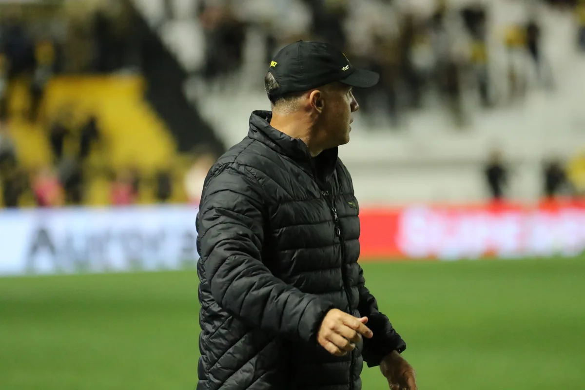 Eduardo Baptista nega que foi procurado pelo Internacional: "Não chegou nada"