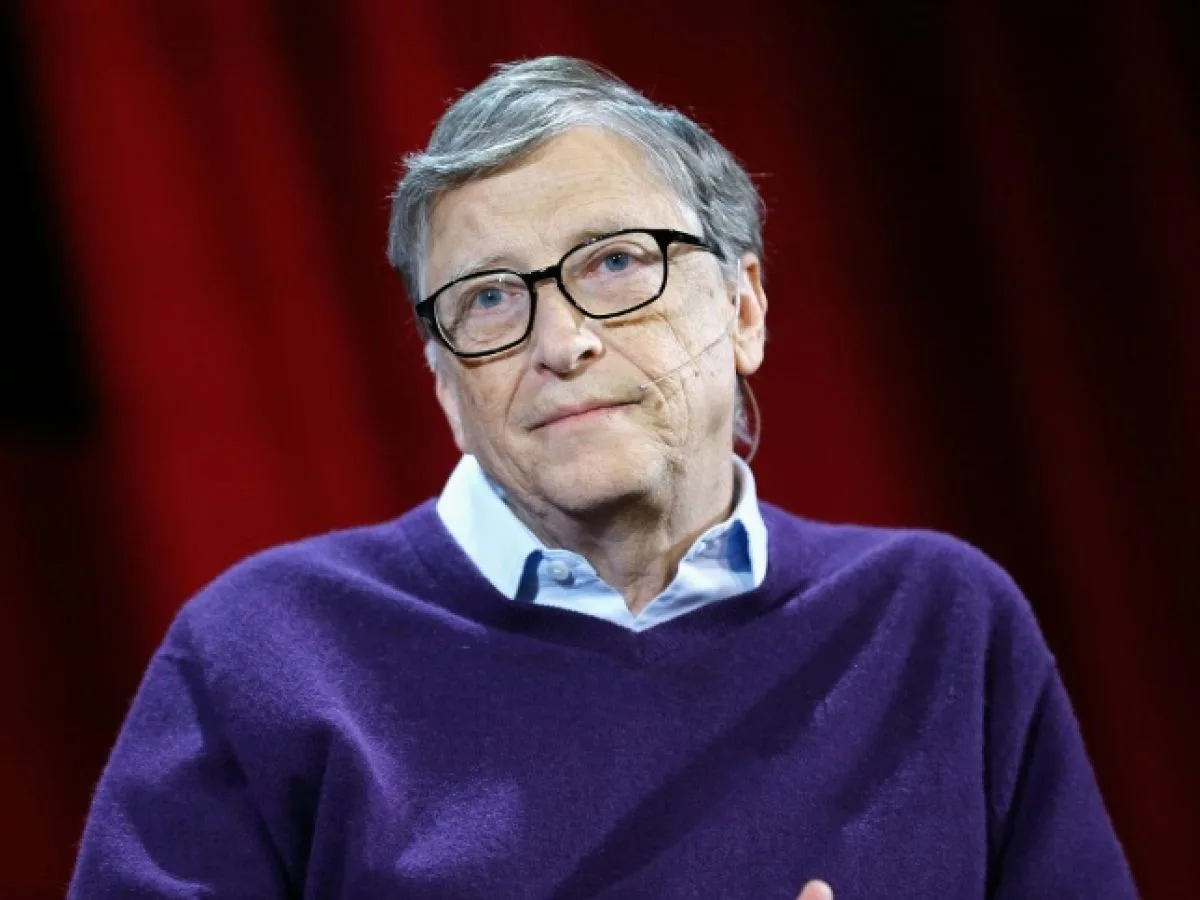 Bill Gates devient alarmiste sur l'IA, propose une taxe et de réserver des emplois aux humains