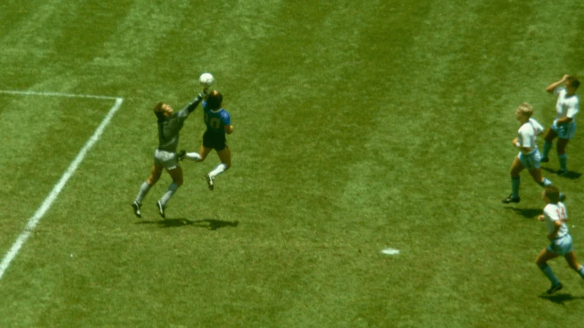 Bola da "Mão de Deus" de Maradona é vendida por mais de R$ 17 milhões