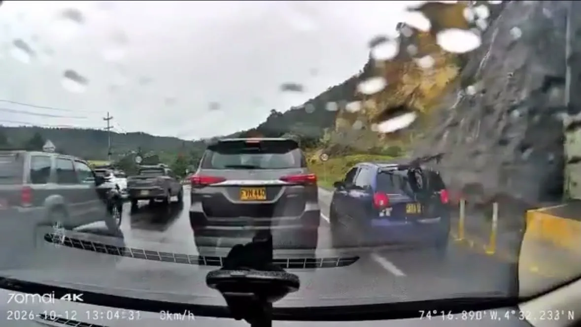 El Chevrolet Spark azul volvió a las suyas: quedó grabado manejando en la berma en un fuerte trancón