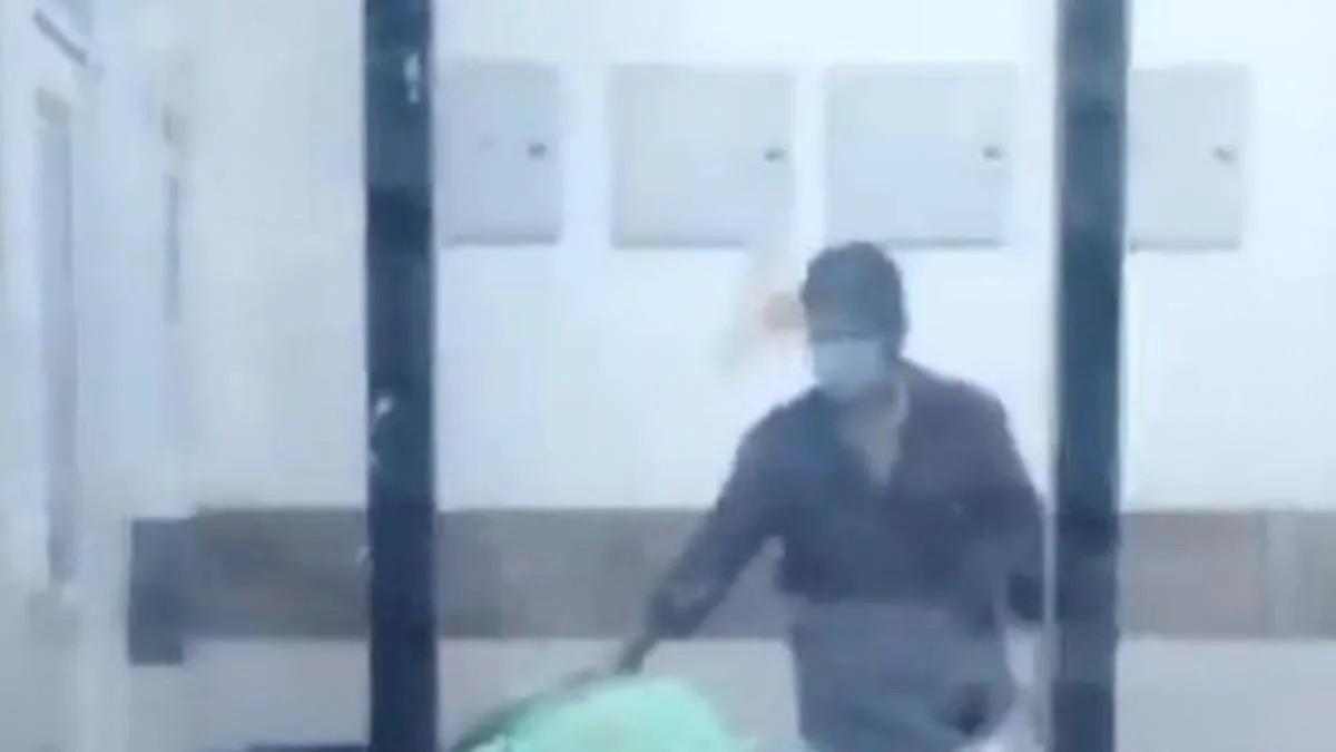Masked man removes gold chain from dead body at government hospital in Bihar