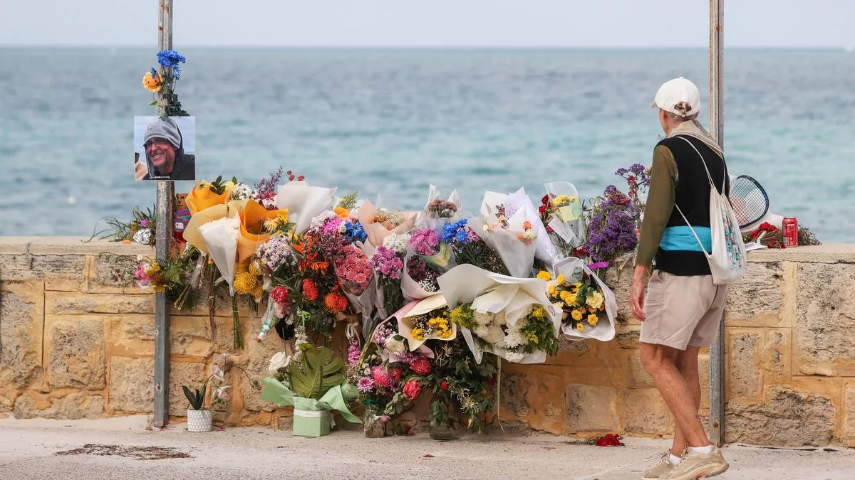 Mullaloo SLSC joins Sorrento SLSC in early patrols over long weekend after fatal shark attack