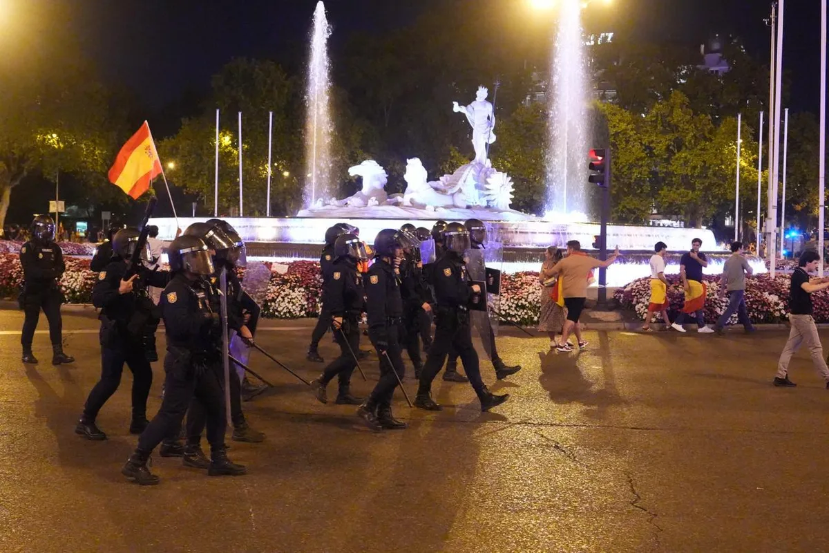 Cuatro personas detenidas y cuatro policías heridos en las cargas policiales tras la concentración frente al Congreso