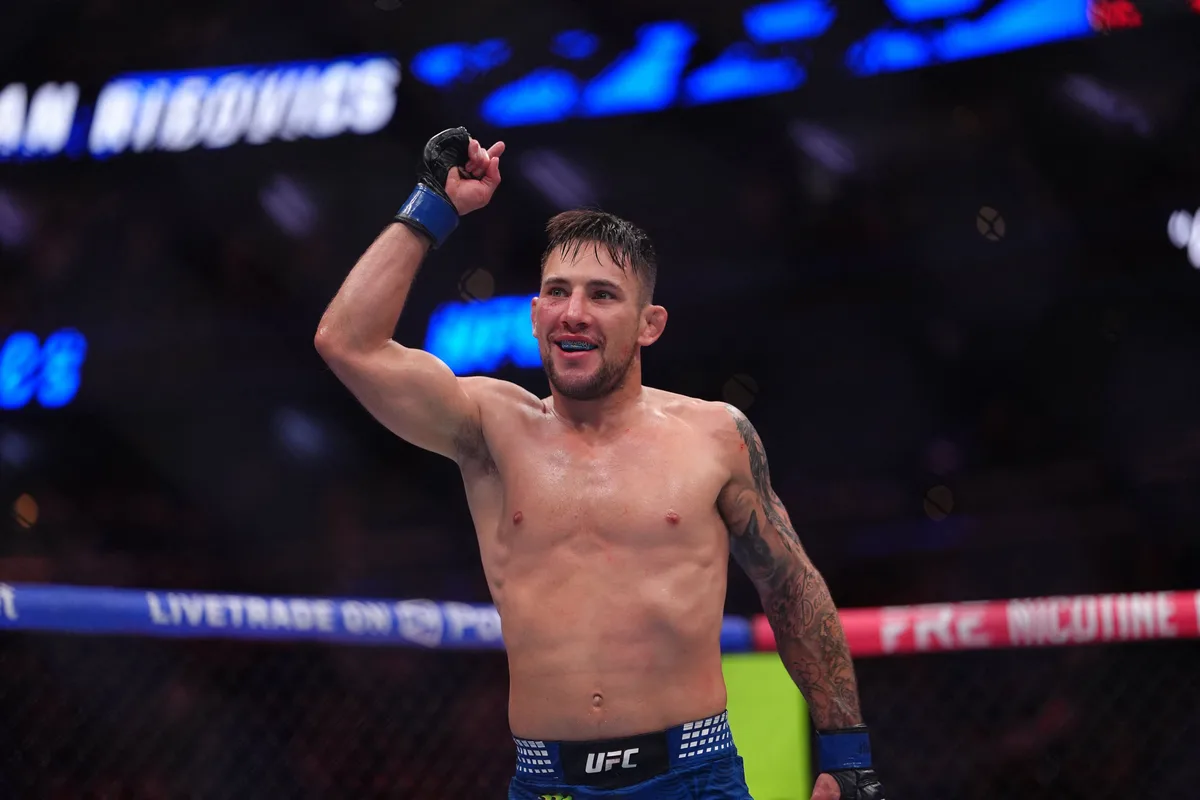 Codazos y golpes en la cara: el impactante nocaut del argentino Esteban Ribovics a una leyenda de la UFC