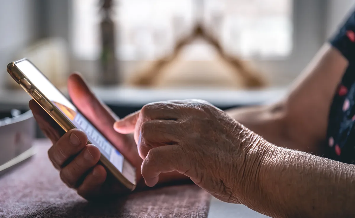 Mais de 74% dos idosos acessam bancos pela internet; uso de serviços digitais exige atenção contra golpes