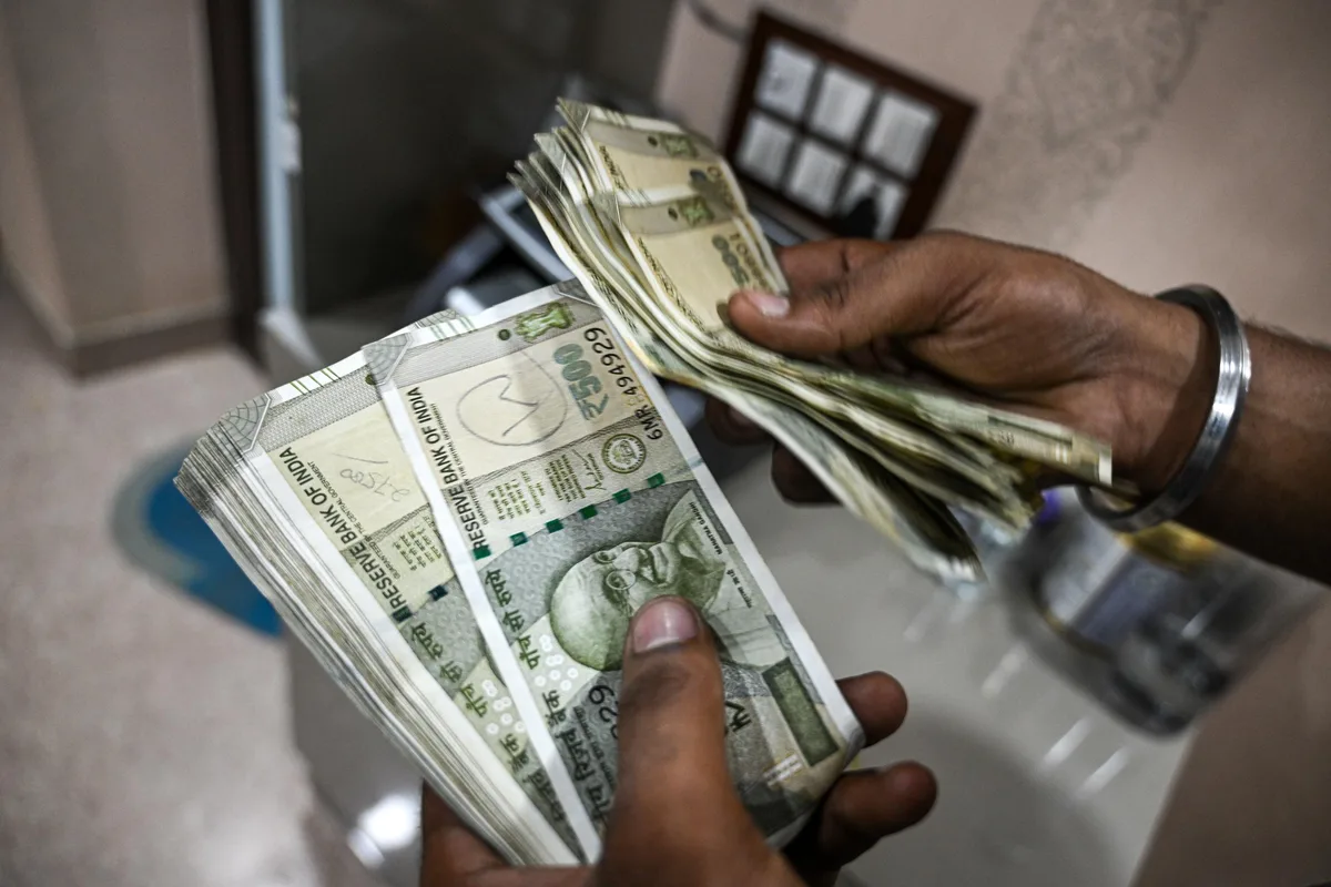 Rupee rises 7 paise to 95.64 against US dollar during early trade
