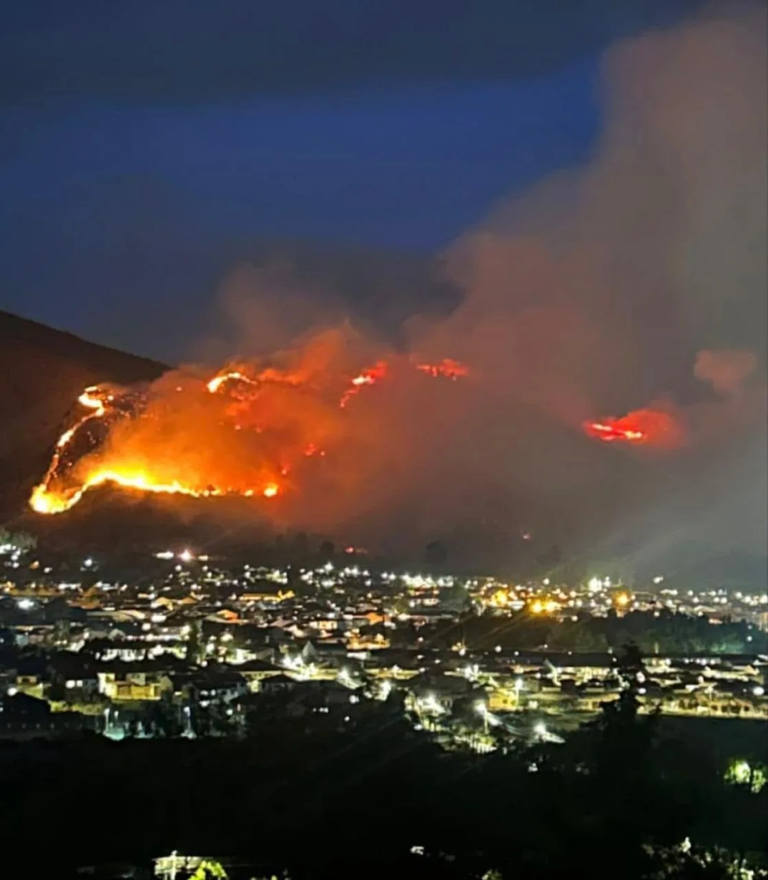 Incendio en Villa de Leyva: refuerzan operativo en el Cerro de San Marcos con apoyo aéreo y más de 190 socorristas