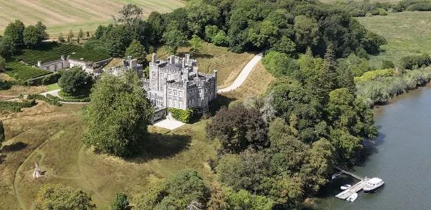 Zuckerberg compra castelo gótico na Irlanda estimado em R$ 180 milhões