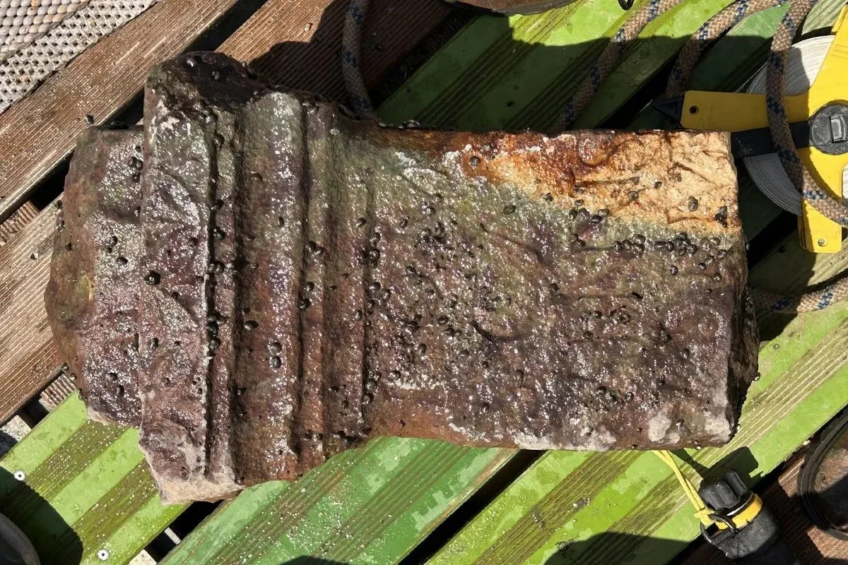 Altar romano dedicado ao deus do trovão é retirado de rio na Europa