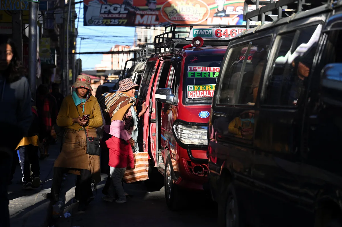 Choferes de Bolivia acuerdan un paro general el lunes en rechazo al nuevo precio del diésel