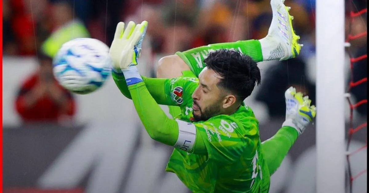 Camilo Vargas va por el trono: está a tres penales atajados del récord histórico de la Liga MX