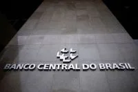 Juros do rotativo do cartão recuam para 436,1%, mas uso da modalidade sobe