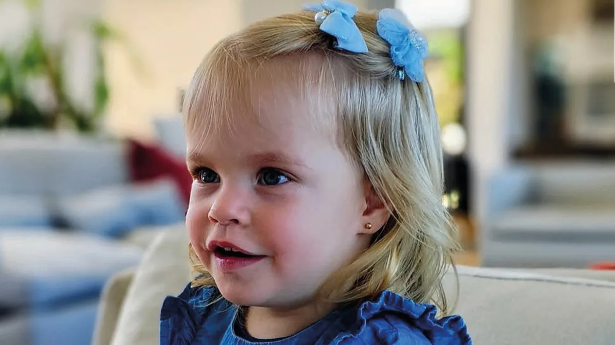 Milenka Wiebe, la nueva beba fashionista: enterneció con un vestido de denim y anteojos de osito