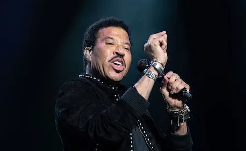 Lionel Richie es hospitalizado de emergencia tras su último concierto en Missouri