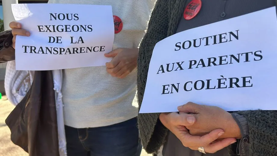 Instituteur interpellé à Soyaux : "Nous exigeons de la transparence", parents et enseignants rassemblés à l'école