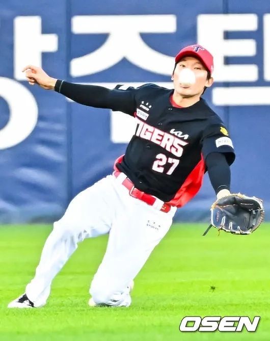 "그런 실수 하는 선수 아닌데" 잔디까지 괴롭혔다…'호령존' 들어갔으면, 밀어내기 끝내기 참사 없었을까