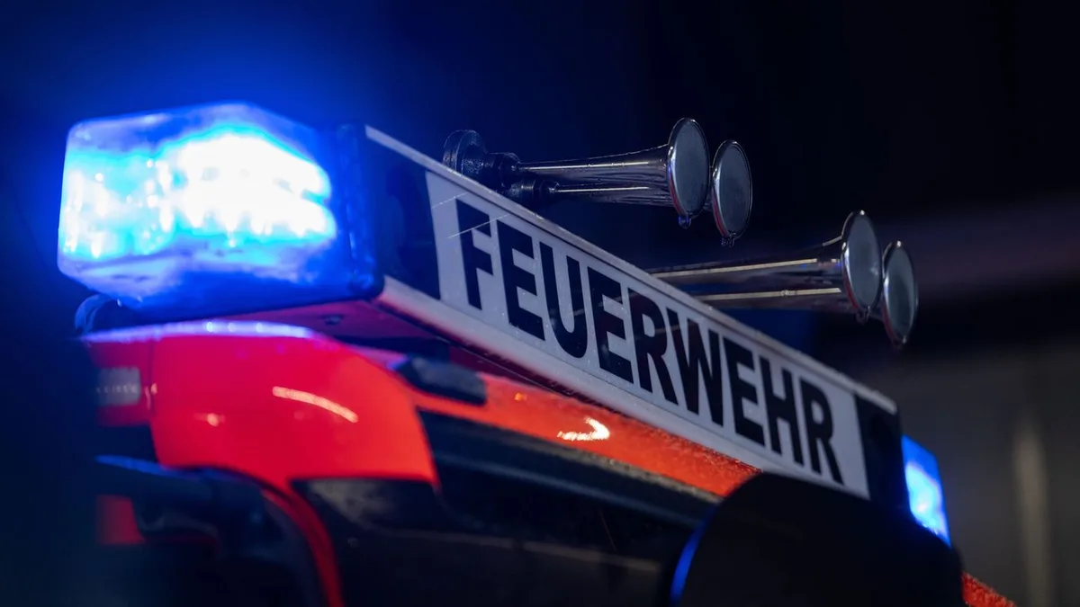 Hoher Schaden: Feuerursache unklar – Polizei ermittelt nach Zimmerbrand