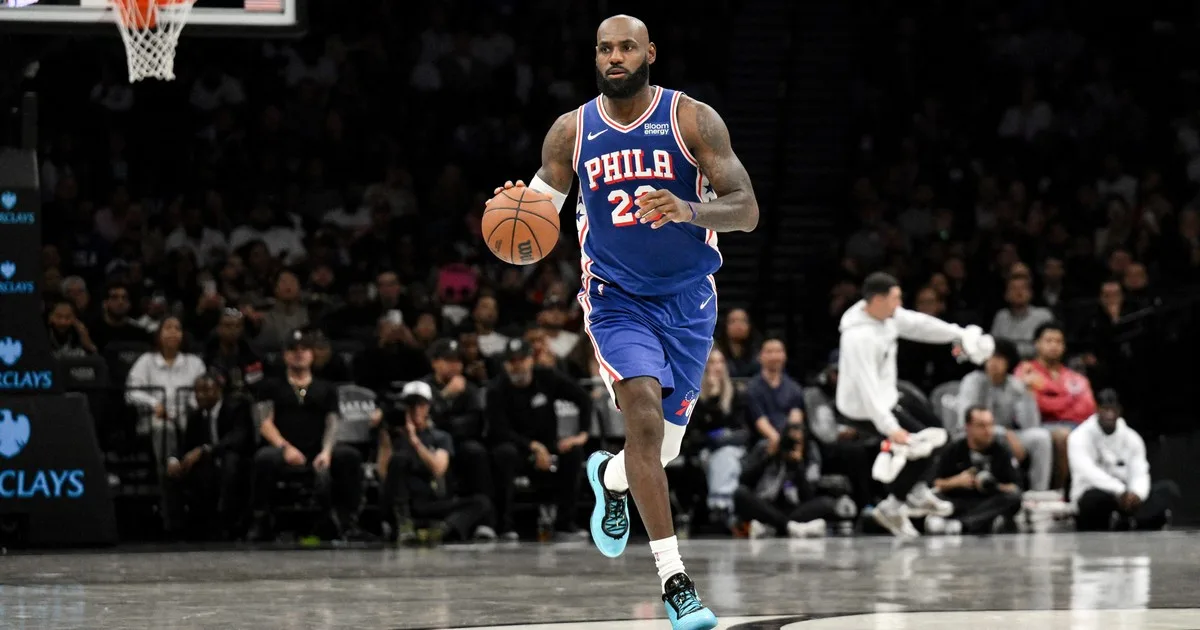 LeBron James se llevó una derrota en su debut con los Sixers