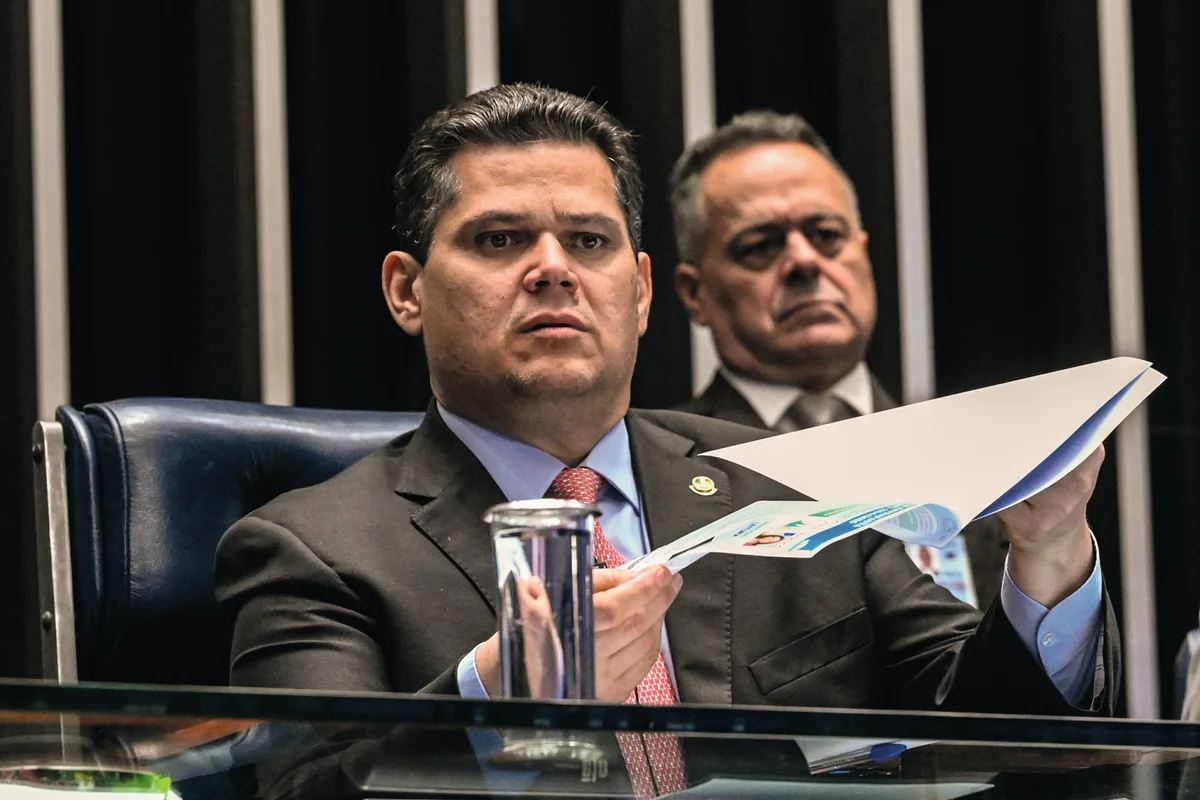 Alcolumbre manda PECs do fim da escala 6×1 e da segurança para CCJ
