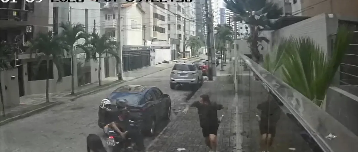 Casal é alvo de tentativa de assalto enquanto andava por calçada em rua de João Pessoa; VÍDEO