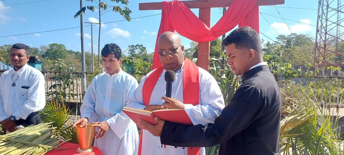 Sacerdote miskito asumirá como administrador parroquial en Florida tras su exilio de Nicaragua en 2024