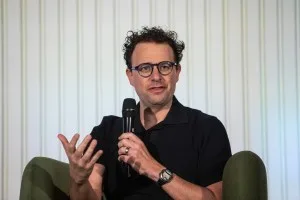 CEO da Anthropic defende desaceleração de avanços da IA, em meio a alerta sobre risco
