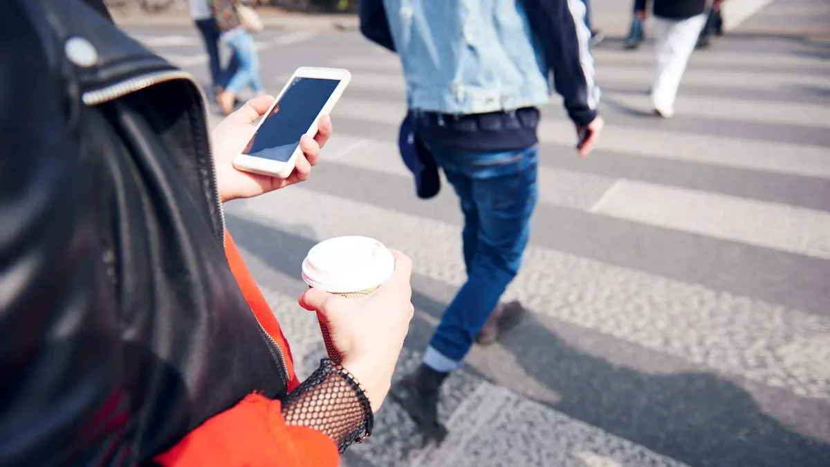 Cuidado! Olhar para o telemóvel ao atravessar a rua vai custar caro