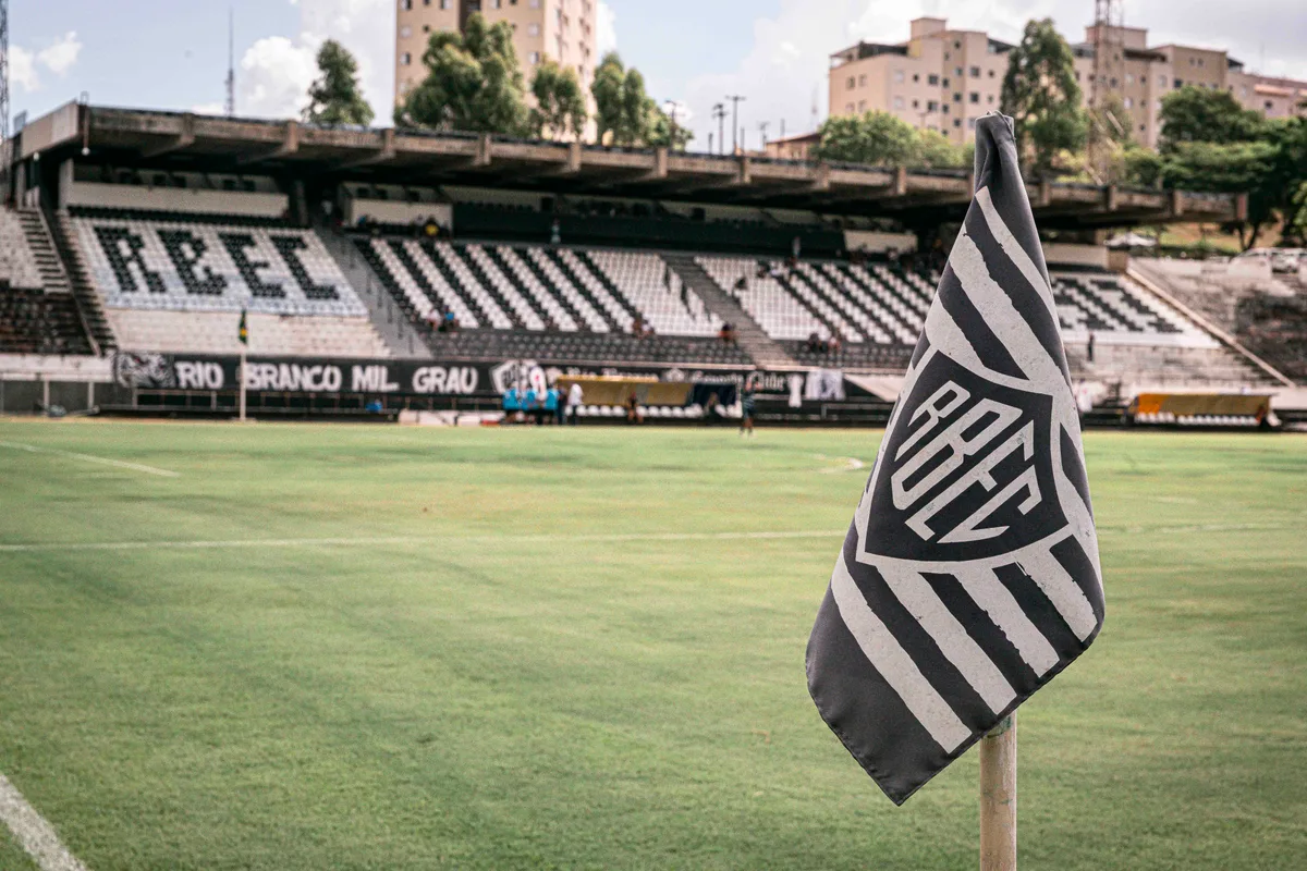 Atrito na venda de lateral da Seleção, suspeitas de fraude e crise ameaçam fechar clube paulista