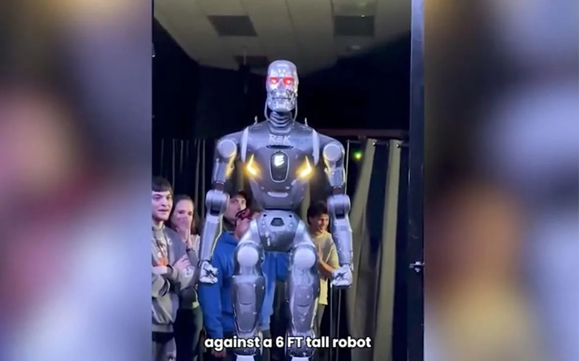 Похожий на Терминатора робот провел бой с блогером в октагоне. Видео