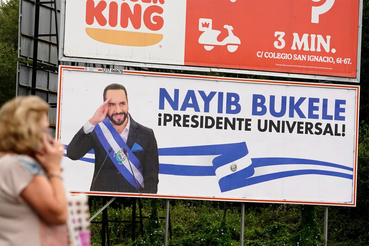 Un empresario asturiano exalta a Bukele, el presidente de El Salvador, con cinco vallas publicitarias en las calles de Oviedo