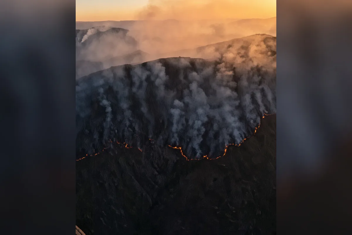 Incêndio atinge 2 mil hectares no Parque Nacional da Serra da Canastra