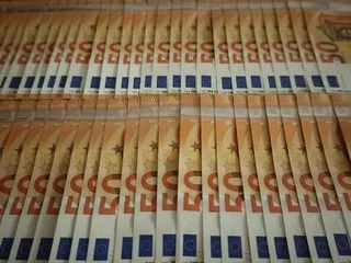 Un automobiliste au comportement suspect arrêté en Espagne avec près de 250 000 € de faux billets