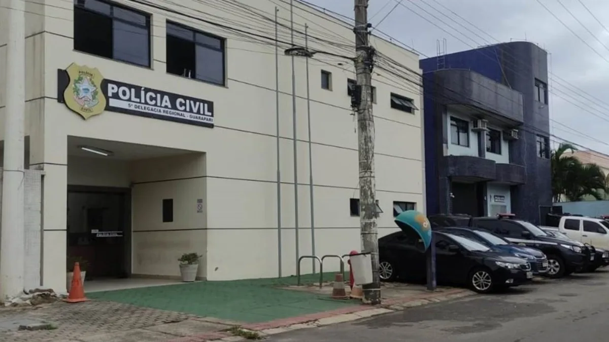Criança de 3 anos encontra arma do tio policial em cima da cama e atira no próprio braço em Guarapari