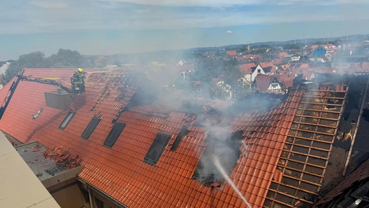 Großeinsatz der Feuerwehr: Dachstuhl von Schule fängt Feuer - Kloster evakuiert