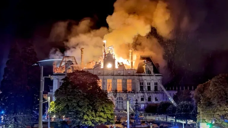 "Je ne pensais pas qu'elle puisse prendre feu": à Limoges, l'émotion après l'incendie et l'effondrement d'une partie de la mairie