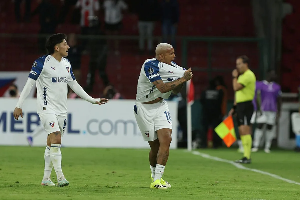 Deyverson causa confusão em jogo no Equador e recebe cartão amarelo
