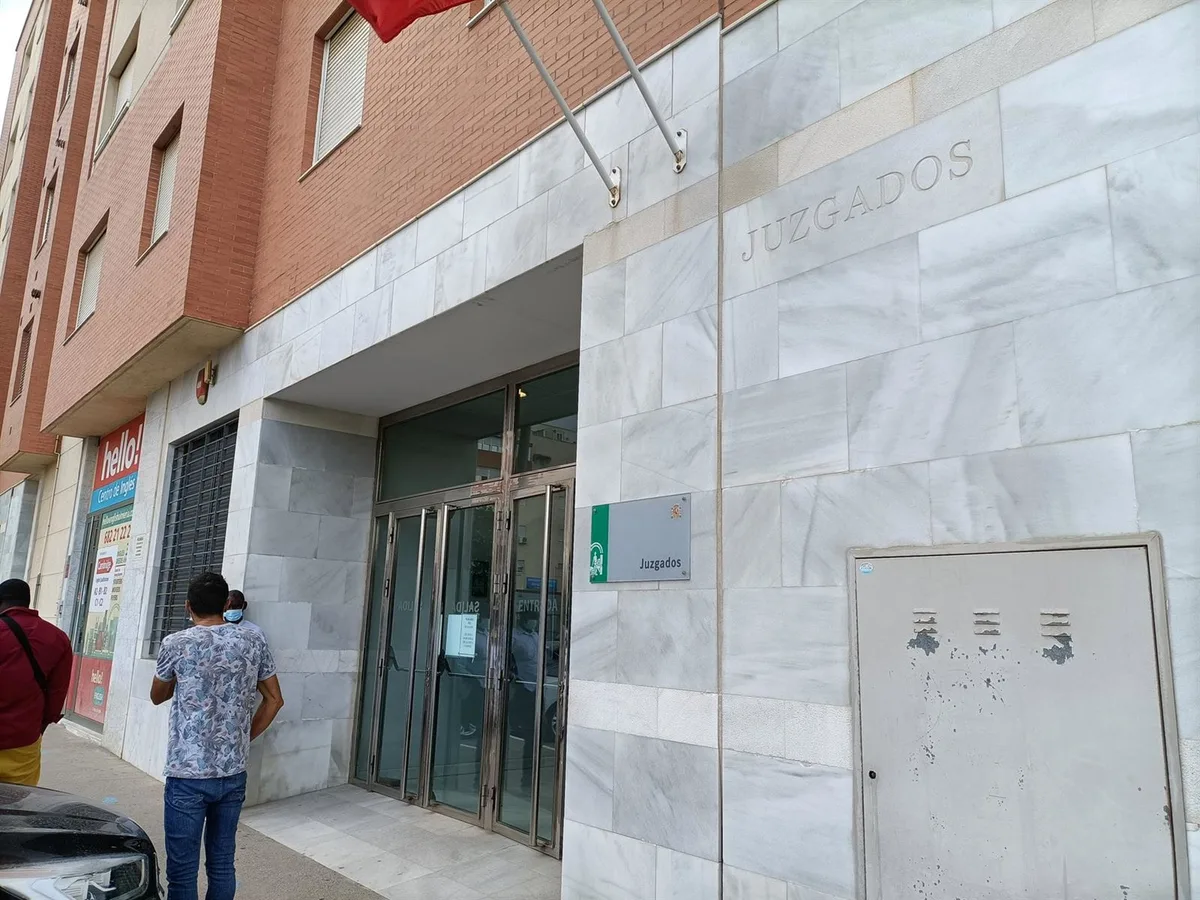 Imputado por cortar suministros a una anciana en proceso de embargo en Roquetas (Almería)